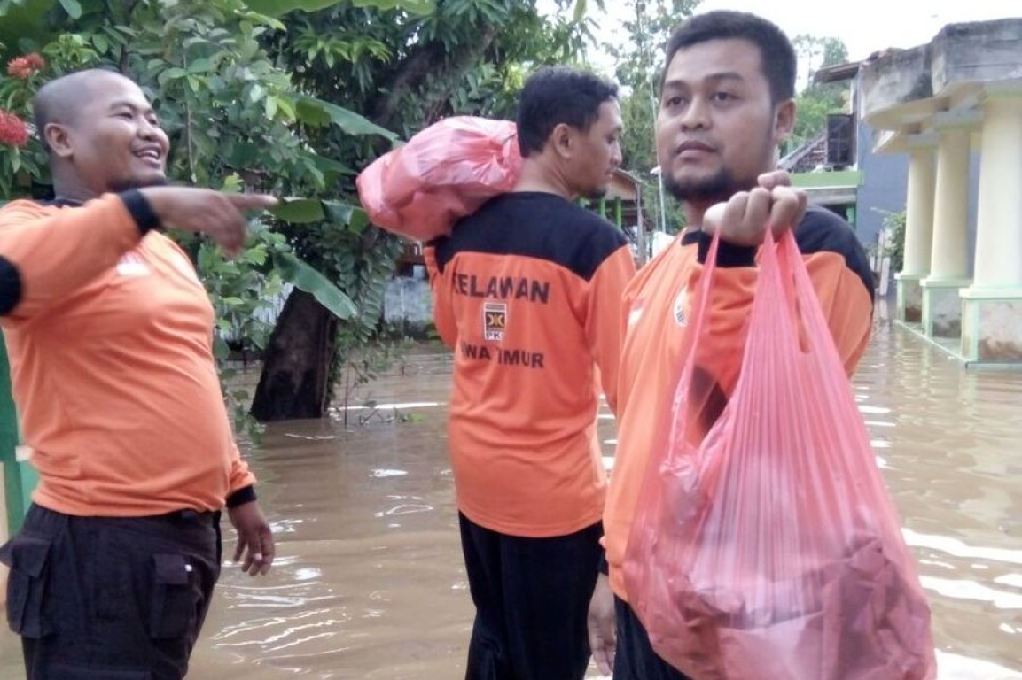Winongan Banjir, Kader Bagikan Ratusan Nasi Bungkus