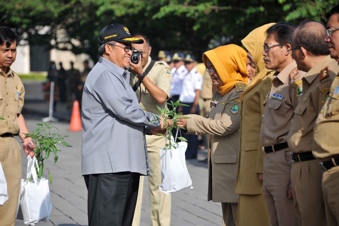  Aher Bagikan Ribuan Bibit Cabai Kepada ASN Pemprov Jabar