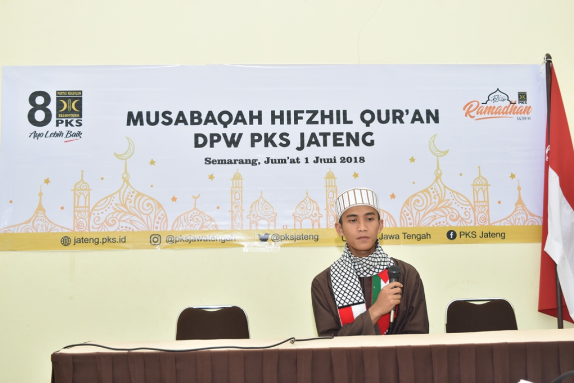 Peserta Lomba mempersiapkan diri sebelum membacakan surat al kahfi dalam musabaqoh hifdzil qur'an PKS Jateng