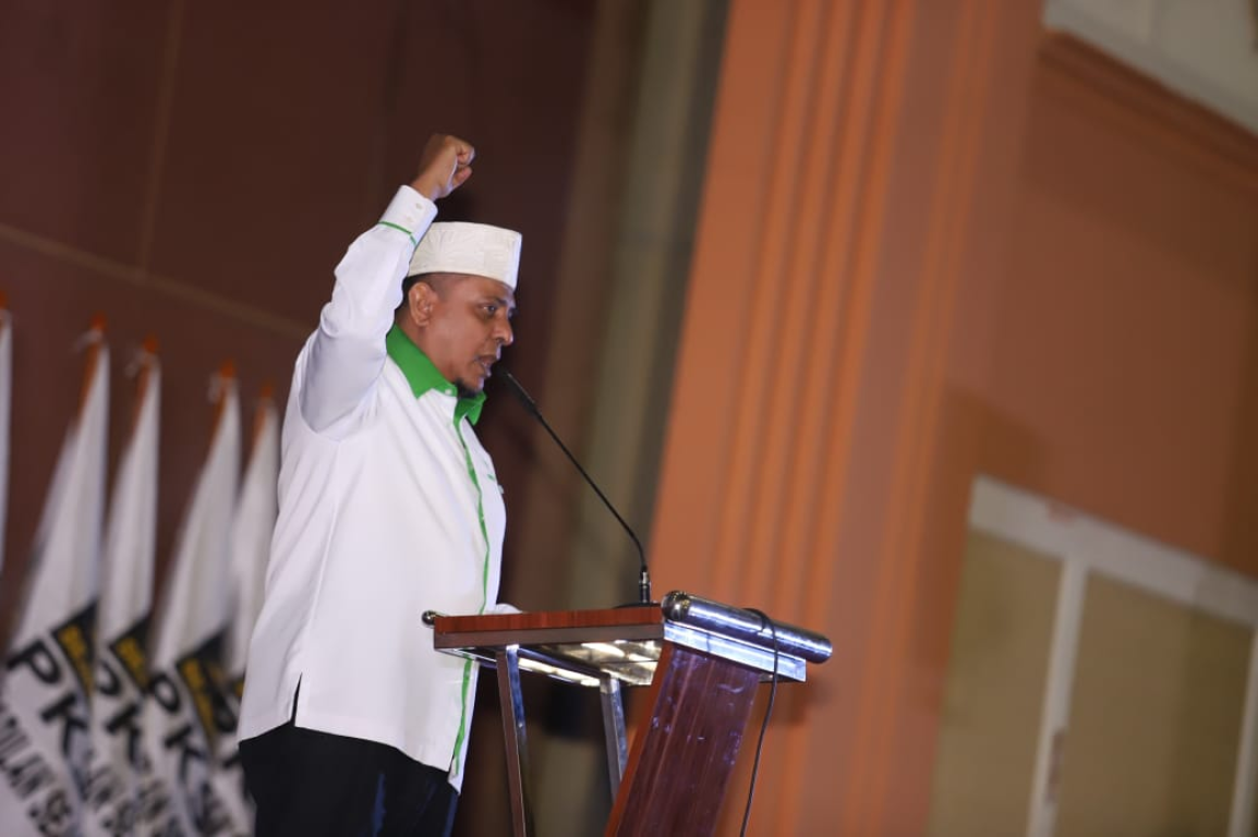 Ketua GNPF Ulama KH Yusuf Martak saat menyampaikan orasi dalam Konsolidasi Nasional PKS di Depok, Jawa Barat, Ahad (14/10) (PKSFoto)