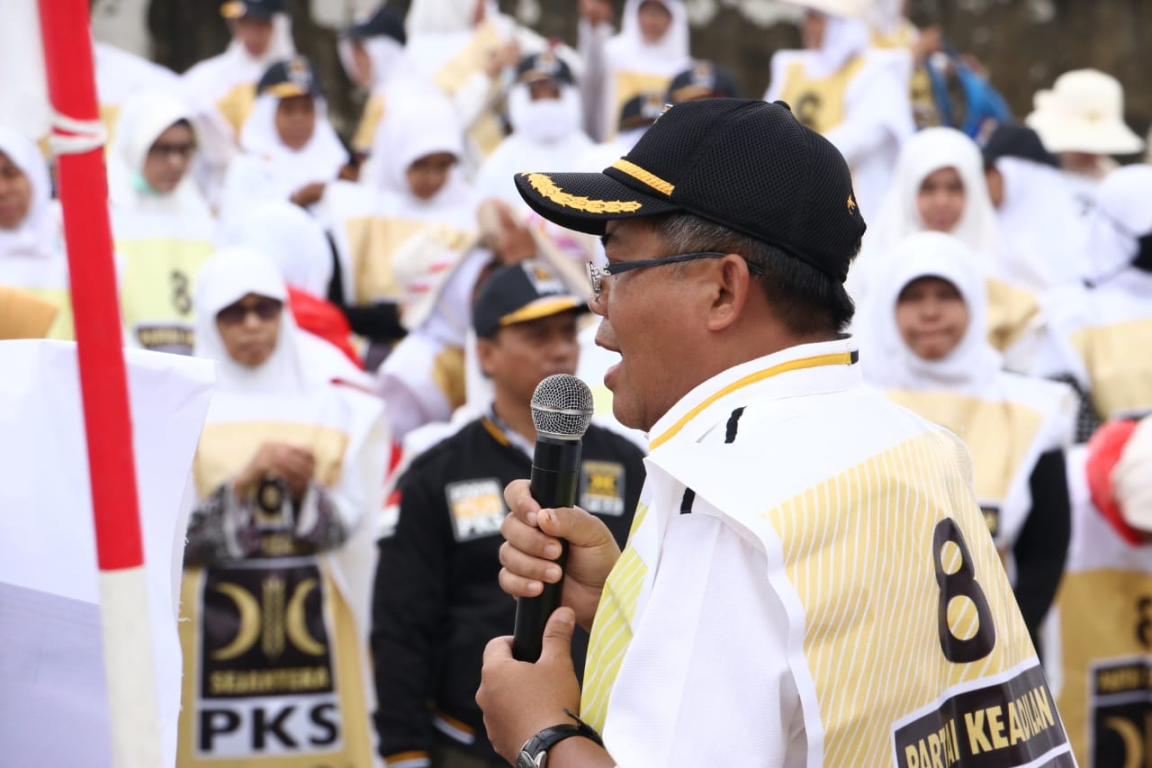 Presiden PKS Mohamad Sohibul Iman memberikan arahan dalam Apel Siaga dan Flashmob sosialisasi PKS di kawasan Cimanggis, Depok, Jawa Barat, Ahad (27/1) (PKSFoto)