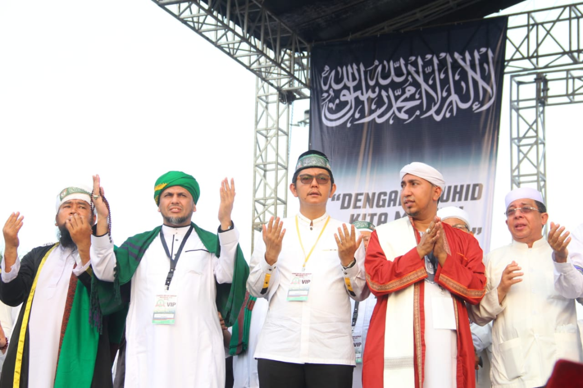 Sekjen PKS Mustafa Kamal (Tengah Berkacamata) Bersama Para Ulama dalam Reuni 212