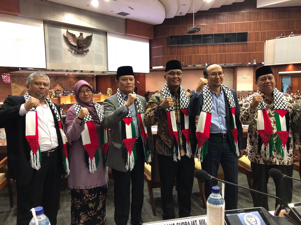 Anggota F-PKS DPR RI kompak mengenakan syal Palestina jelang Sidang Paripurna DPR RI di kompleks Parlemen, Senayan, Jakarta, Senin (11/12).