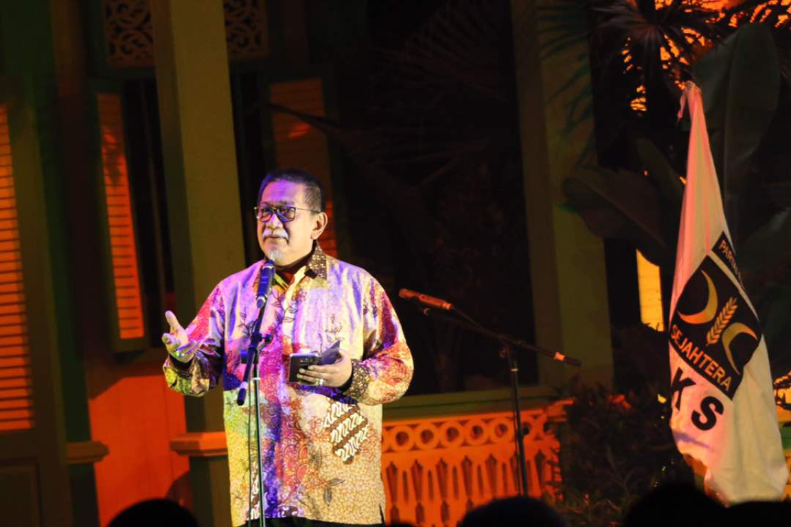 Wakil Gubernur Jawa Barat, Deddy Mizwar membacakan puisi dalam puncak Milad 19 PKS di Jakarta, Ahad (30/4) (PKS Foto)