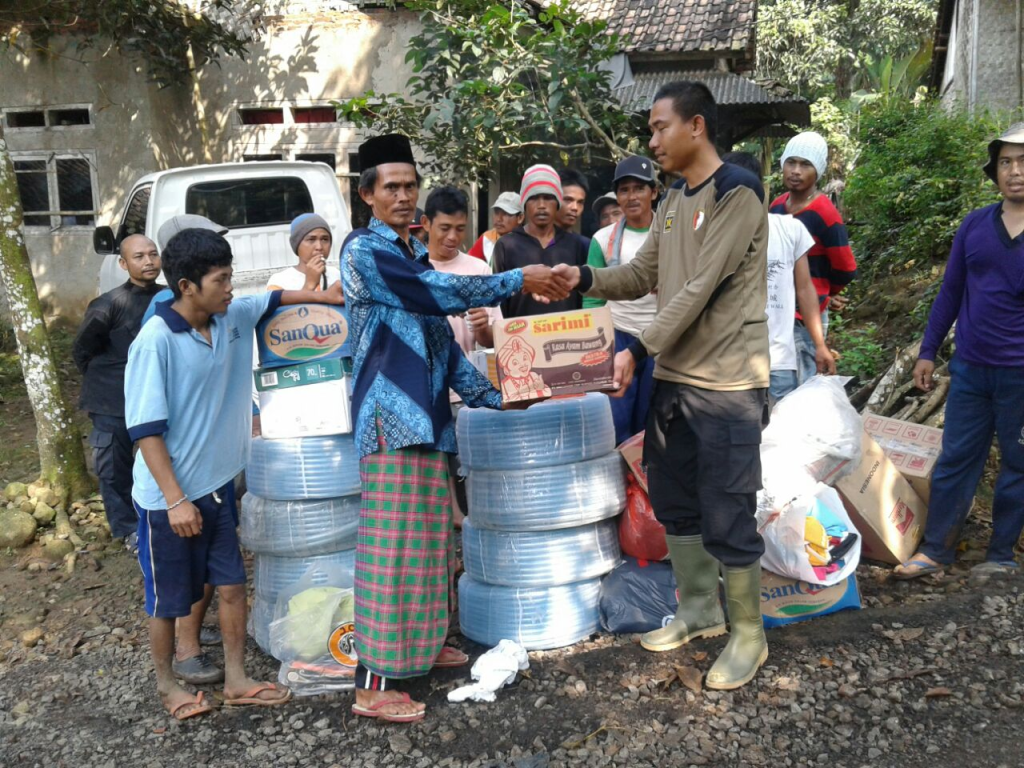 Tim Relawan PKS Serang berikan bantuan bagi korban banjir kabupaten Serang