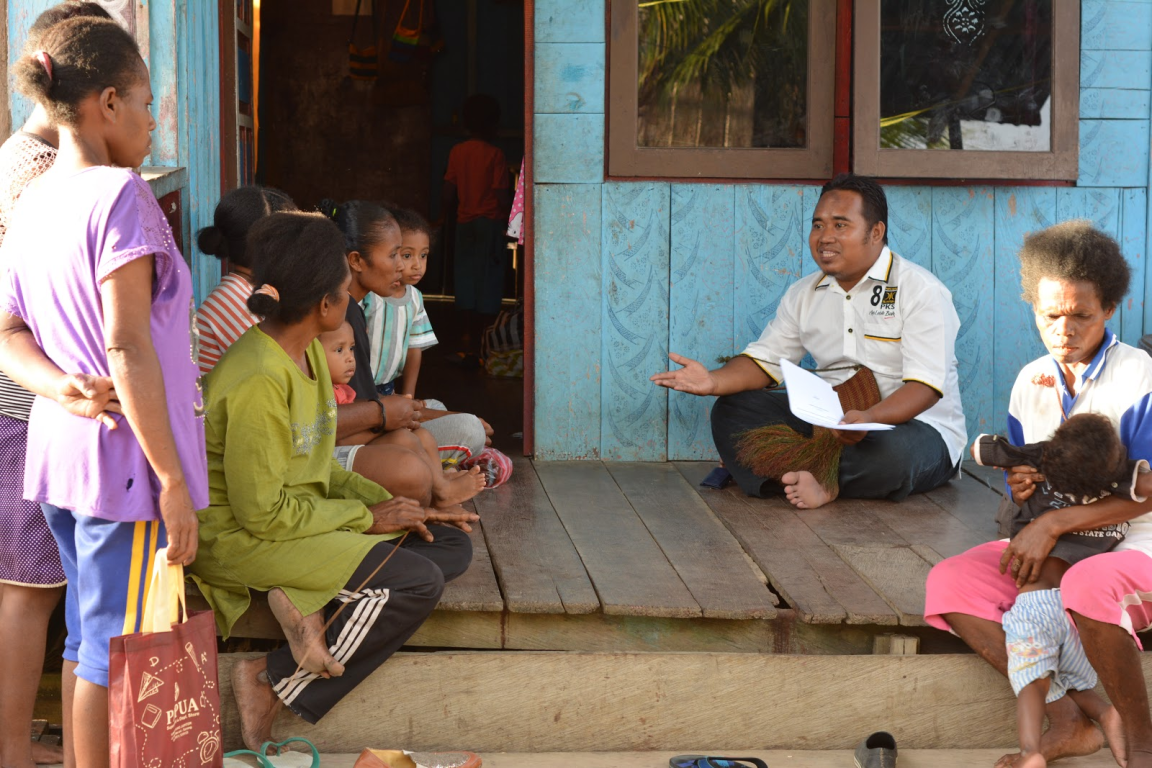 Eko Rianto sedang mendengarkan aspirasi langsung dari mama-mama Papua (dokumen PKS Foto Papua Barat)