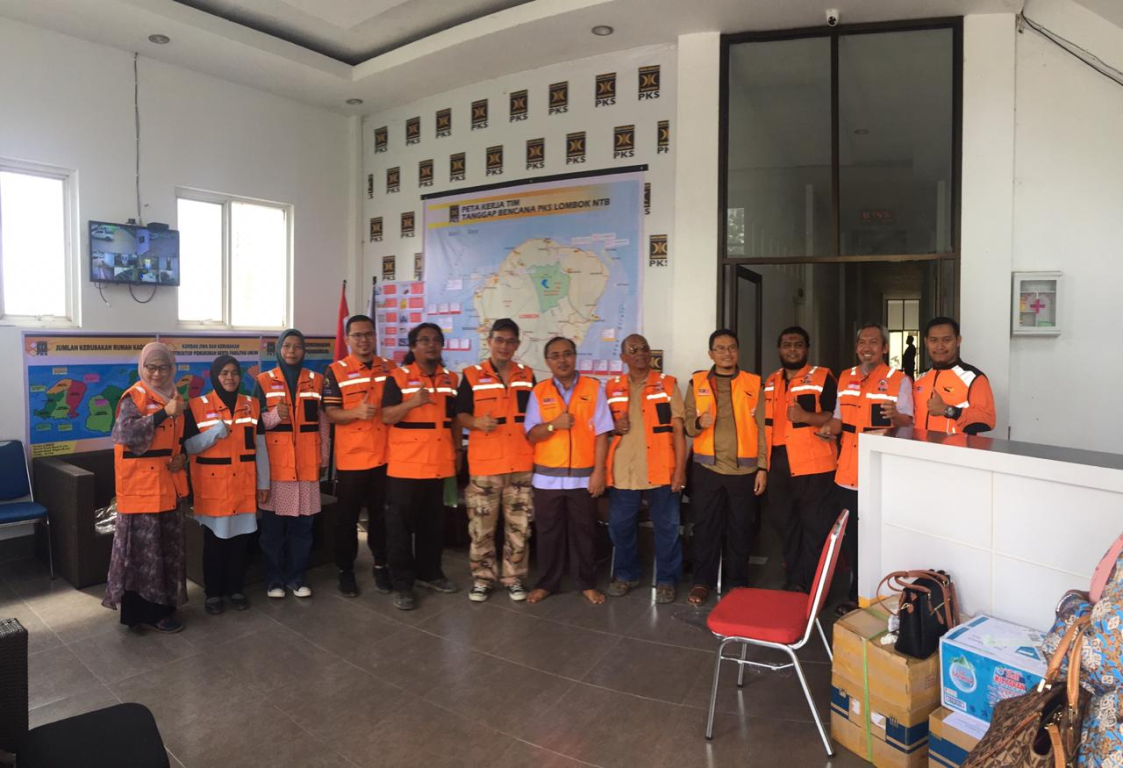 Relawan NGO Malaysia di kantor DPW PKS NTB (dok Humas PKS NTB)