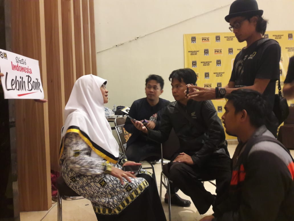 Caleg Perempuan PKS, Nur Azizah Tamhid saat ditemui di Hotel Santika, Bekasi, Ahad (7/10) (dok Humas PKS Kota Bekasi)