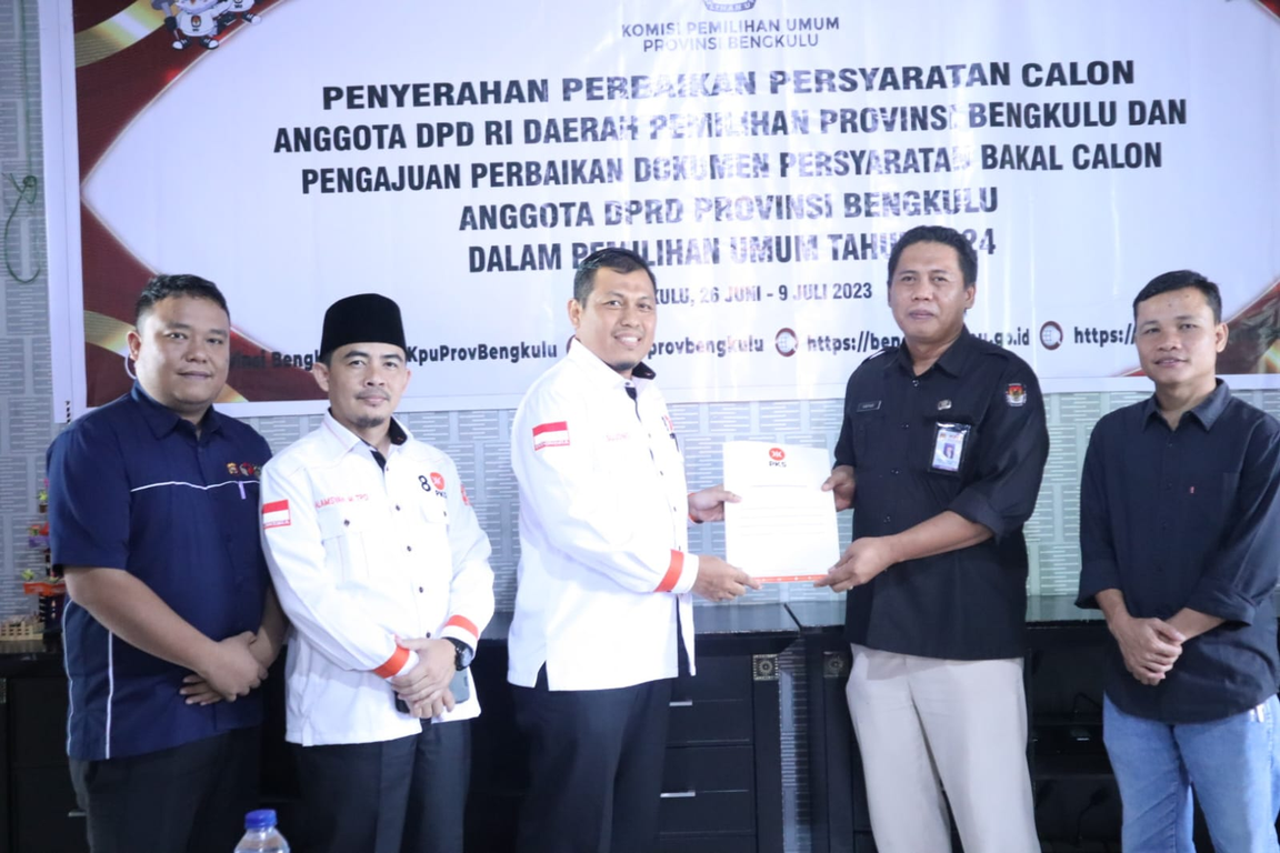Rombongan pengurus DPW PKS Bengkulu menyerahkan berkas perbaikan persyaratan pencalonan kepada pengurus Komisi Pemilihan Umum (KPU) Bengkulu