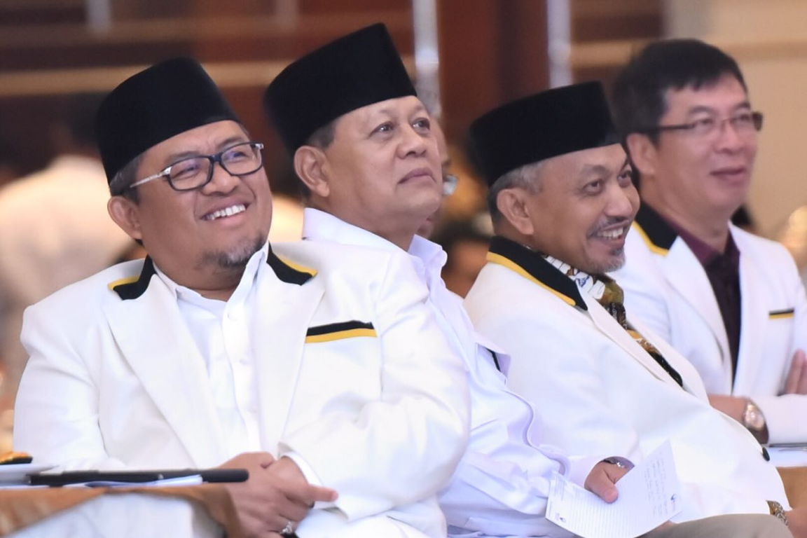 Ketua Badan Pembinaan Kepemimpinan Daerah (BPKD) DPP PKS, Ahmad Heryawan di tengah-tengah calon kepala daerah PKS di Jakarta, Kamis (4/1). (PKS Foto)