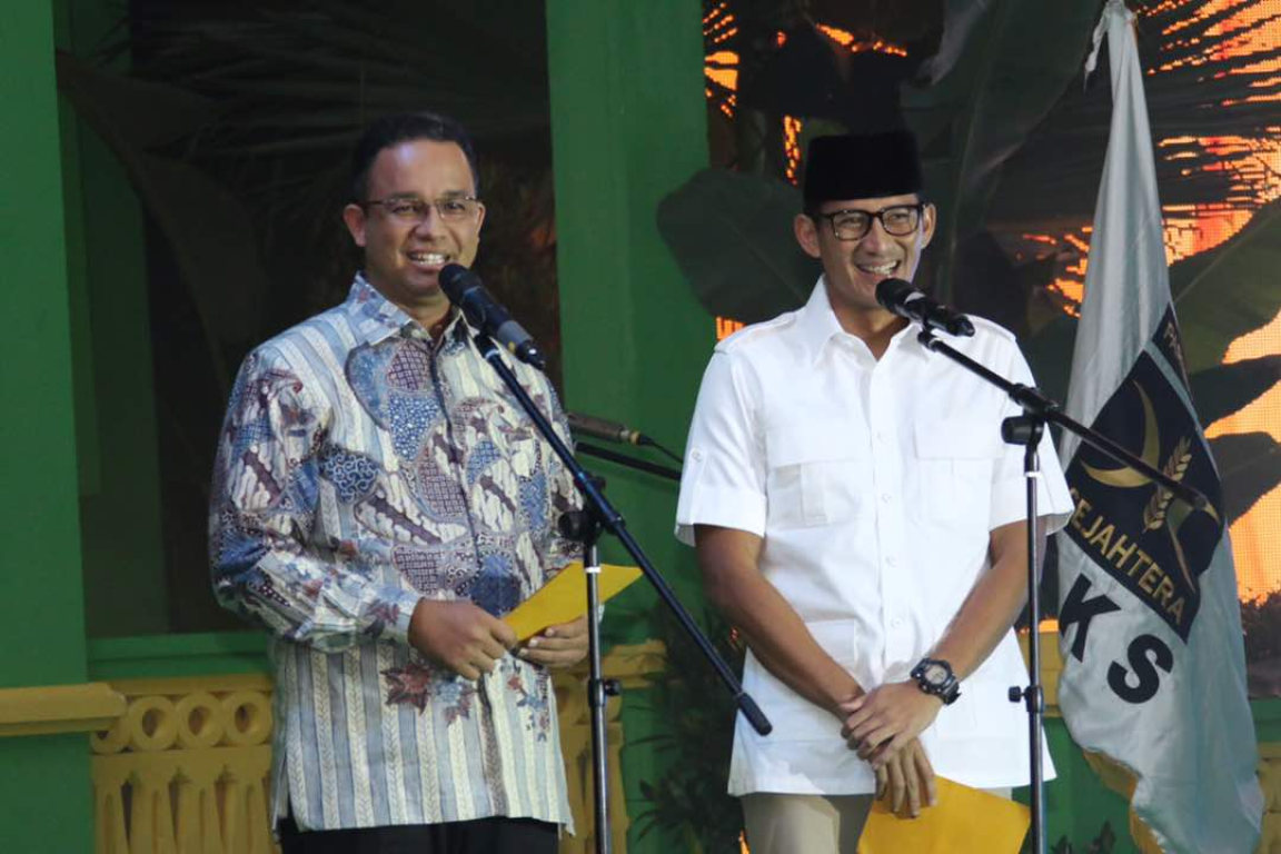 Anies Baswedan-Sandiaga Uno membacakan puisi dalam puncak Milad 19 PKS di Jakarta, Ahad (30/4) (PKS Foto)