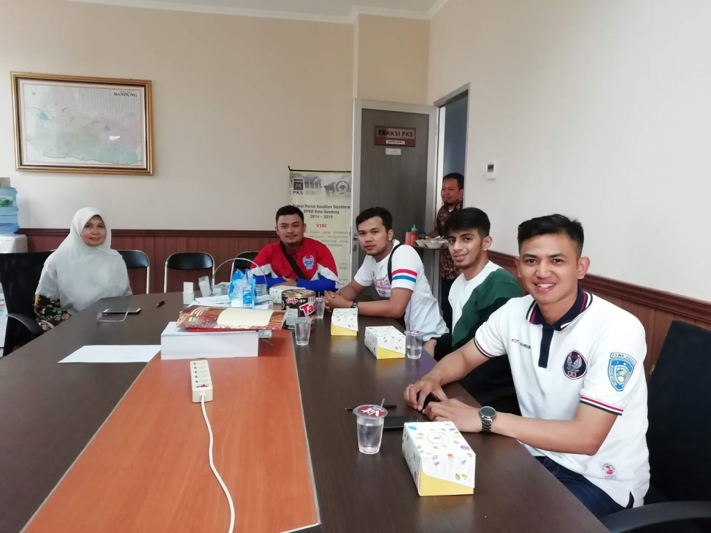 Anggota DPRD Bandung, Salmiah Rambe (kiri) menerima kunjungan dari klub motor Moonraker Bandung