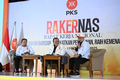 Sekjen DPP PKS H. Muhammad Kholid, S.E., M.Si. bersama Wasekjen PPME Tomy Agus Maymantono, S.Si. dengan Moderator, Wasekjen OKA DPP PKS,  H. Rahmat Saleh, S.Farm., M.IP. sampaikan sesi Program Unggulan DPP PKS di Jakarta, Selasa, (11/11/2025).