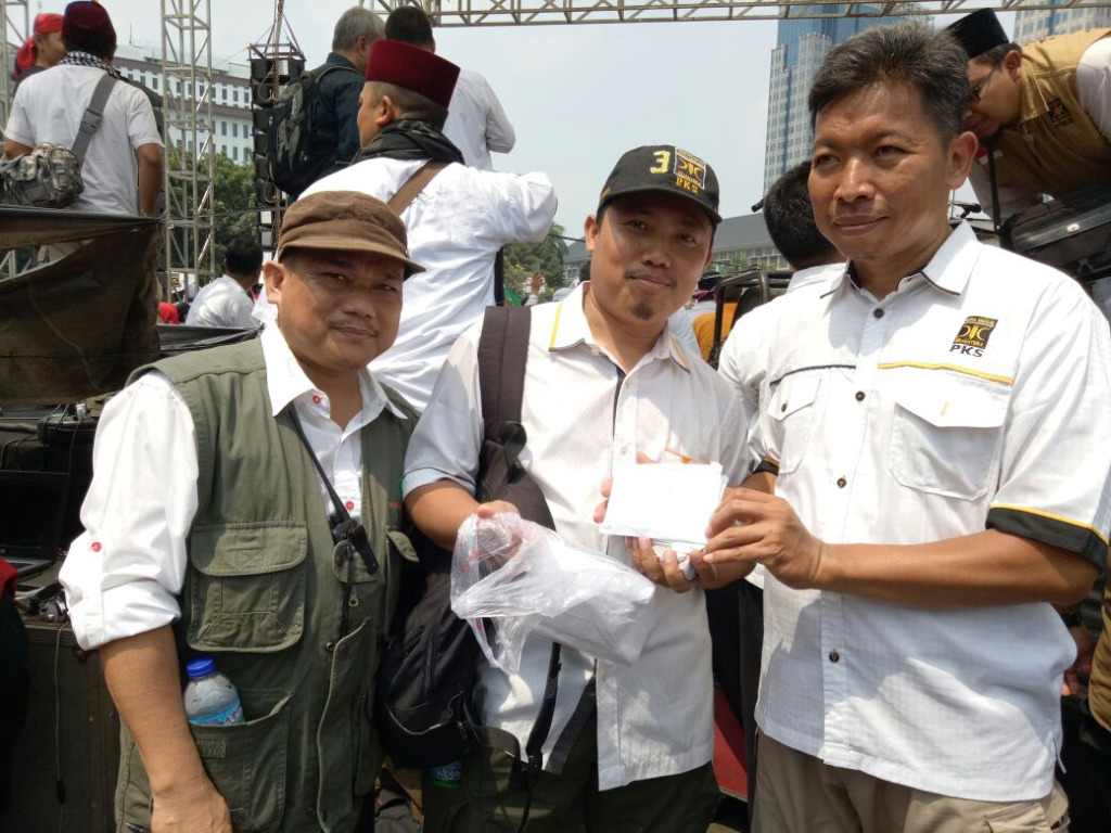 Penyerahan bantuan kemanusiaan dari masyarakat dan kader PKS Gunung Putri Bogor dalam Aksi Bela Rohingya di Jakarta, Sabtu (16/9). (Foto: Sri Suharmi)