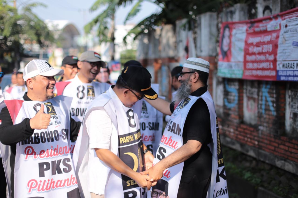 Presiden PKS Mohamad Sohibul Iman mengikuti flashmob yang digelar DPD PKS Kota Bekasi, Ahad (24/2) (dok Humas DPD PKS Kota Bekasi)
