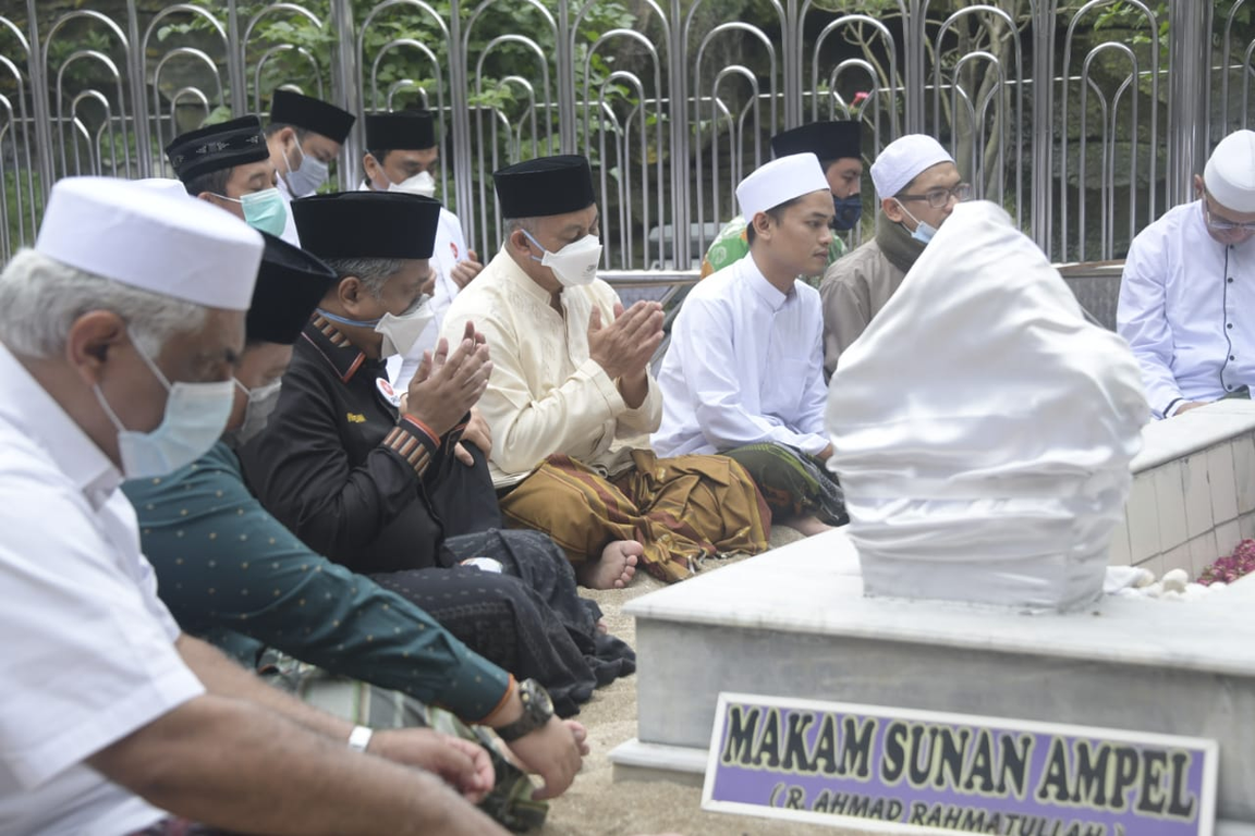 Presiden PKS Ahmad Syaikhu melakukan ziarah ke Makam Sunan Ampel di Surabaya, Rabu (2/12) (PKSFoto Jatim)