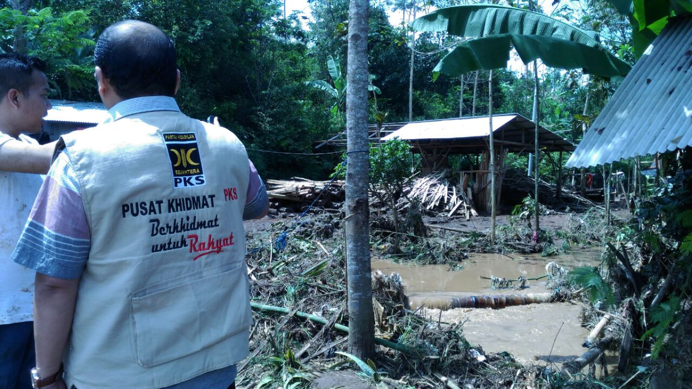 Anggota DPRD Kabupaten Garut Jajang Supriatna meninjau langsung lokasi banjir yang melanda lima kecamatan di Kabupaten Garut,