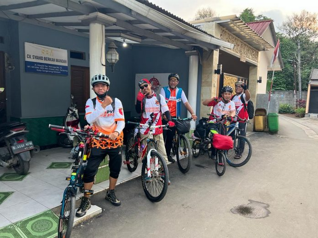 Komunitas goweser dari Tangerang Selatan bersepeda 90 kilometer untuk menghadiri Apel Siaga PKS Banten
