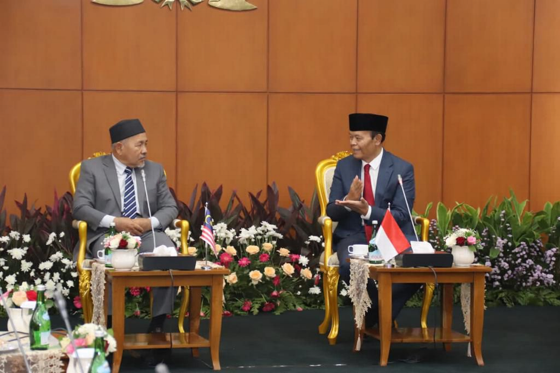 Anggota DPR sekaligus Wakil Ketua MPR dari Fraksi PKS Hidayat Nur Wahid menerima kunjungan resmi delegasi pimpinan Partai Islam Se-Malaysia (PAS) di bawah pimpinan Wakil Presiden PAS Dato Sri Ustadz Tuan Ibrahim Bin Tuan Man