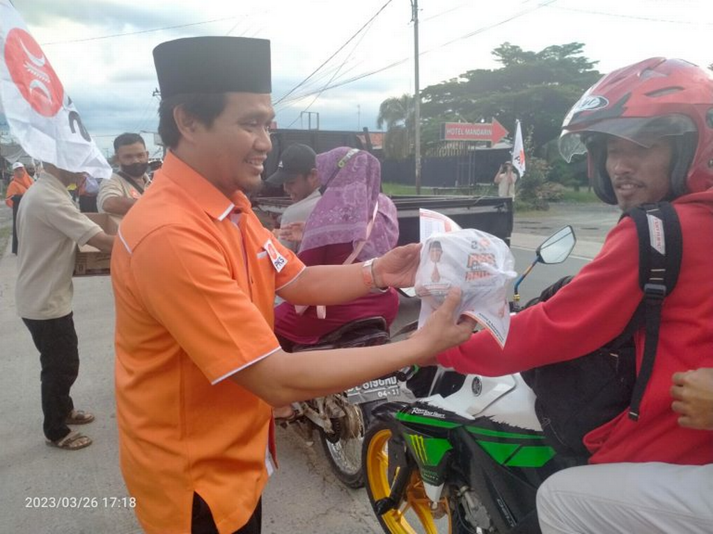 Ketua PKS Lampung Ahmad Mufti Salim membagikan takjil kepada pengguna jalan di Yukumjaya, Lampung Tengah