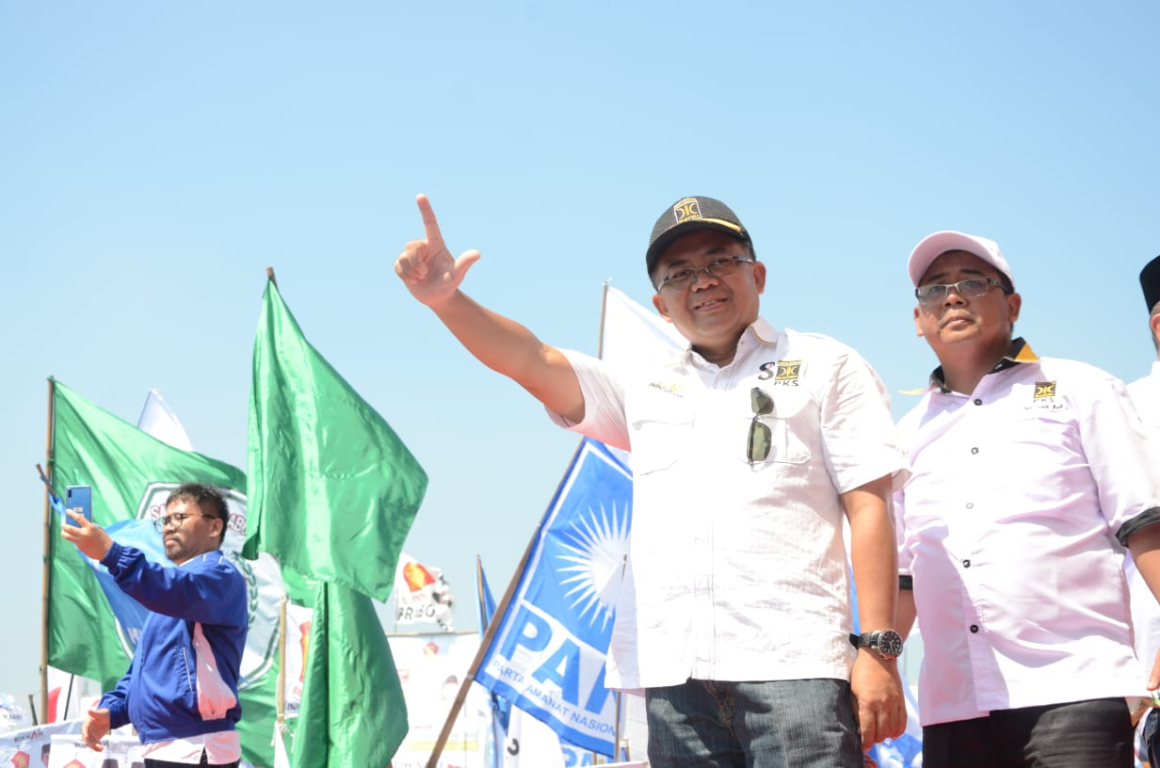 Pose salam dua jari Presiden Partai Keadilan Sejahtera Mohammad Sohibul Iman dalam acara Kampanye Akbar di Karawang, Jumat (29/03/2019). (Donny/PKSFoto)