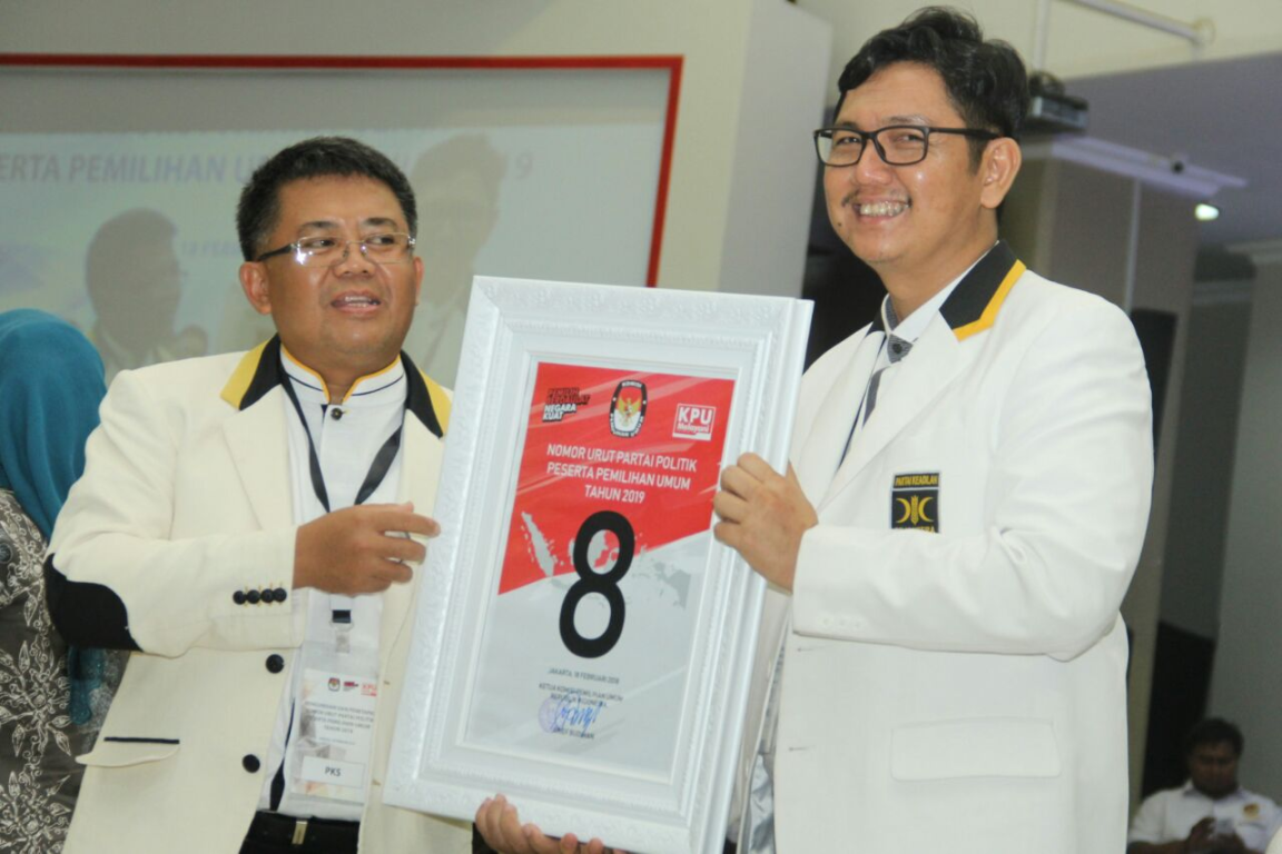 Presiden PKS Mohamad Sohibul Iman bersama Sekjen PKS Mustafa Kamal mengangkat hasil pengambilan nomor urut partai politik pada Pemilu 2019 di Jakarta, Ahad (18/2). (Donny Abuy/PKSFoto)