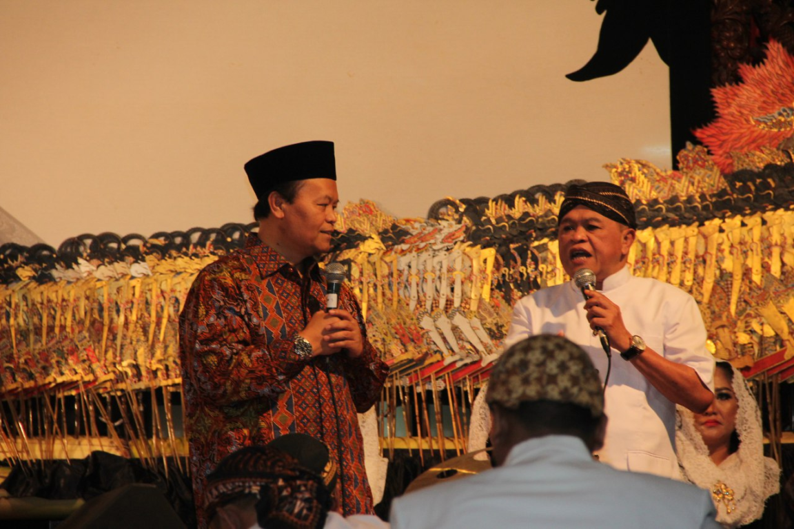 Wakil Ketua Majelis Syuro PKS Hidayat Nur Wahid bersama Abah Kirun dalam Pementasan Wayang di halaman Kantor DPP PKS Jakarta, Sabtu (26/10/2019) (PKSFoto)