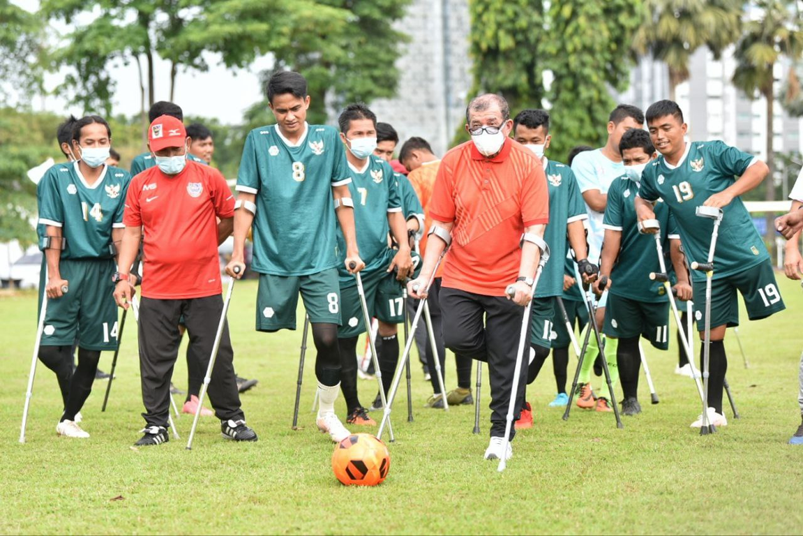 Ketua Majelis Syura PKS Dr. Salim Segaf Al Jufri melakukan tendangan bola dengan menggunakan alat bantu, hal ini dilakukan sebagai bentuk dukungan terhadap Timnas Amputasi yang akan berlaga di kancah Internasional (Donny/PKSFoto)