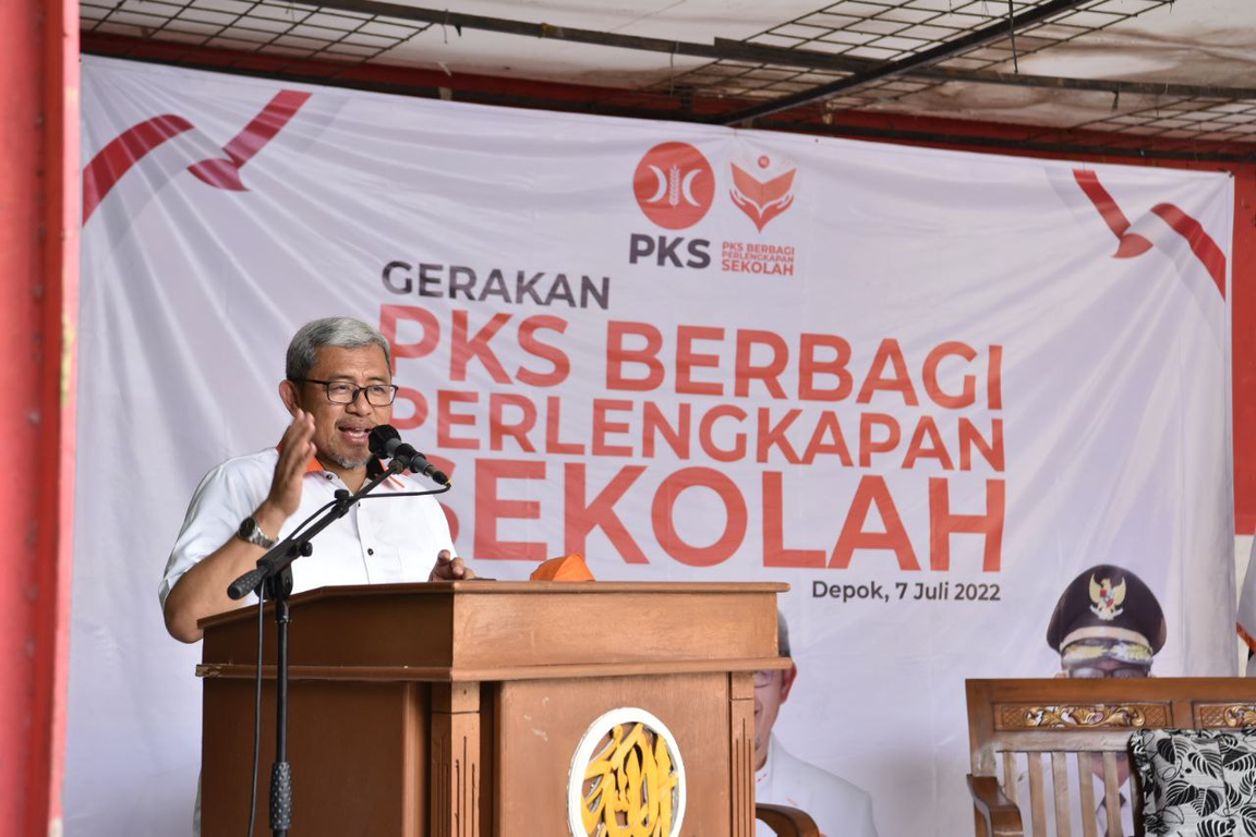 Wakil Ketua Majelis Syura PKS Ahmad Heryawan hadir dalam kegiatan Gerakan PKS Berbagi Perlengkapan Sekolah, bertempat di Sekolah Master Indonesia (Donny/PKSFoto)