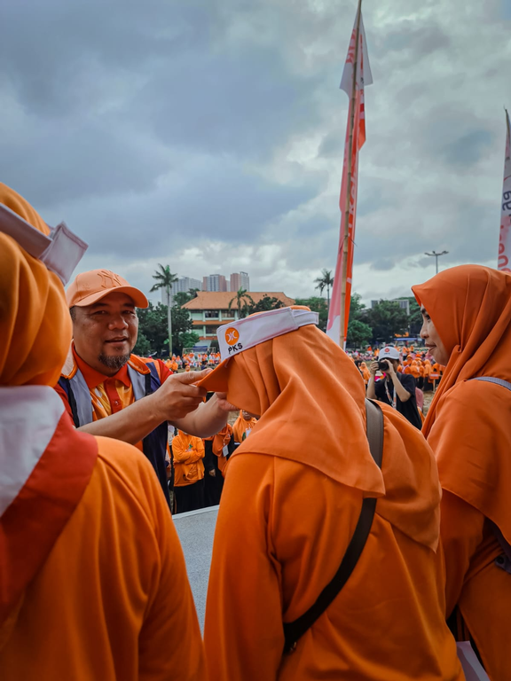 Ketua DPD PKS Kota Bekasi yang juga Pembina RKI Heri Koswara melantik anggota Rumah Keluarga Indonesia (RKI). (Sumber: Online Bekasi)