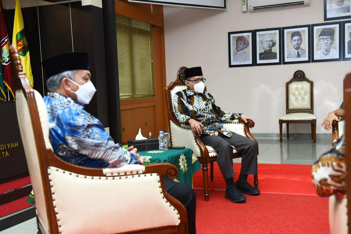 Presiden PKS Ahmad Syaikhu bersama Ketua Umum PP Muhammadiyah Haedar Nashir. (M Hilal/PKSFoto)