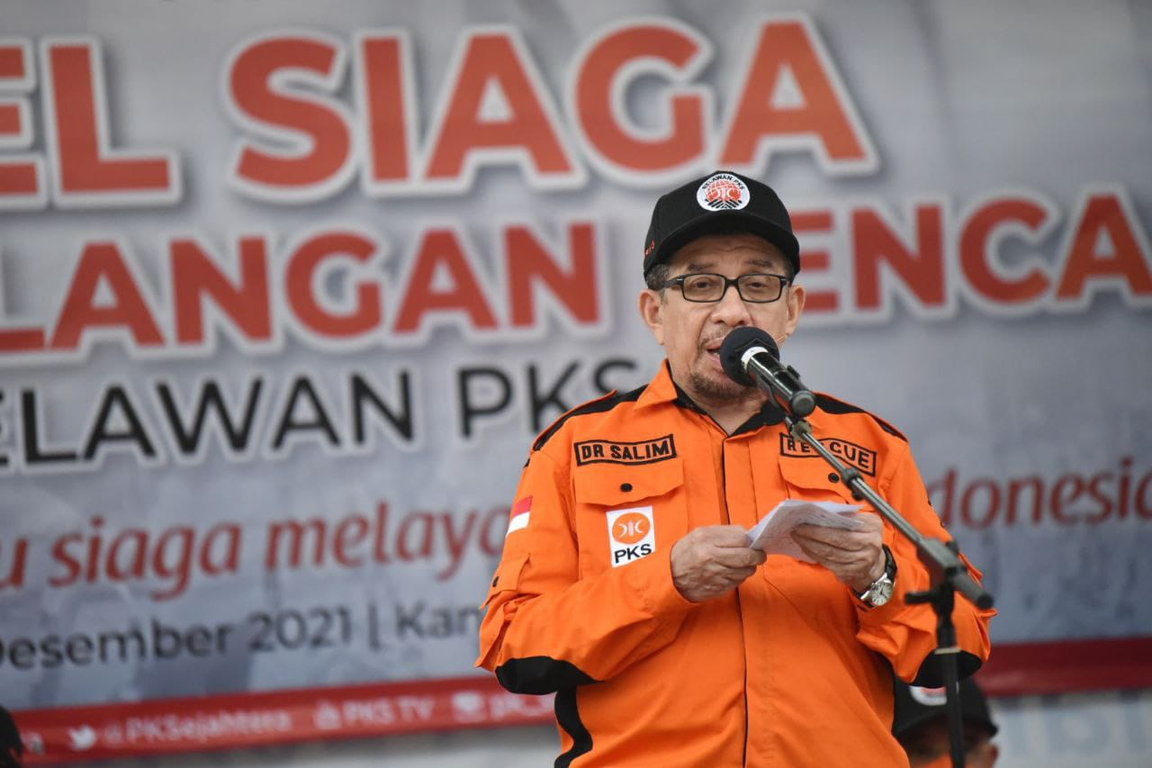 Ketua Majelis Syura PKS Dr Salim Segaf Aljufri saat memberikan amanat di Apel Siaga Penanggulangan Bencana DPP PKS, Kamis (16/12/2021). (Donny/PKSFoto)