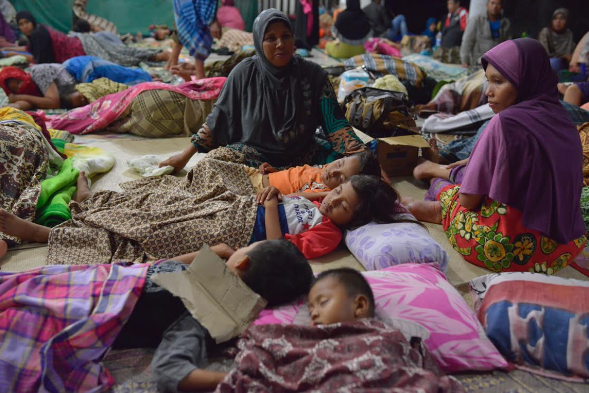 Korban Gempa Pidie yang Mengungsi di Masjid