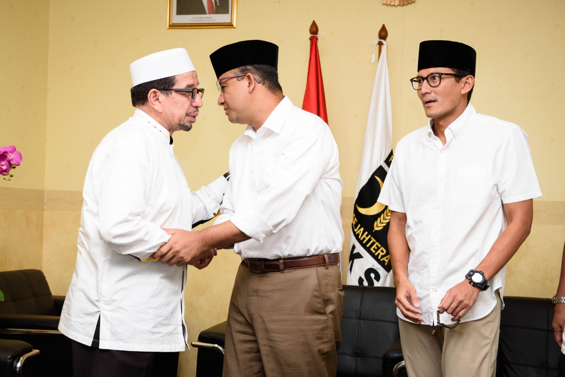 Ketua Majelis Syuro PKS Habib Salim Segaf Aljufri bersama Paslon Cagub dan Cawagub DKI Jakarta Anies Baswedan dan Sandiaga Uno di DPP PKS, Rabu (15/2/2017)