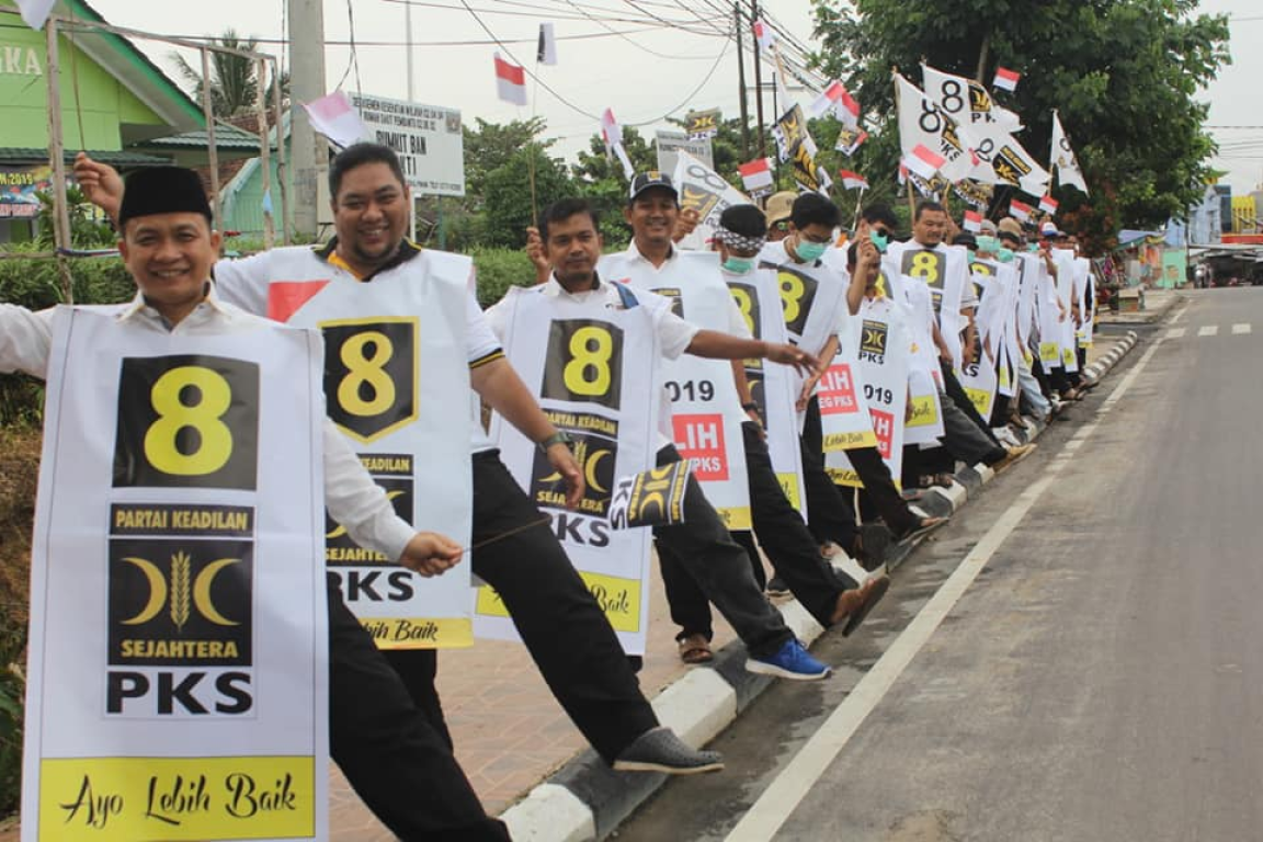 Kader PKS Babel saat menggelar flashmob di kota Pangkalpinang, Babel, Senin (1/1) (dok Humas PKS Babel)