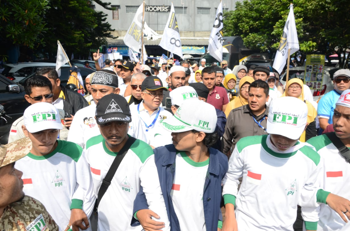 Presiden PKS Mohamad Sohibul Iman mendatangi Kampanye Rapat Umum Prabowo-Sandi dengan kawalan ketat Front Pembela Islam (FPI) di Stadion Sidolig, Bandung, Jawa Barat, Kamis (28/3) (Donny/PKSFoto)