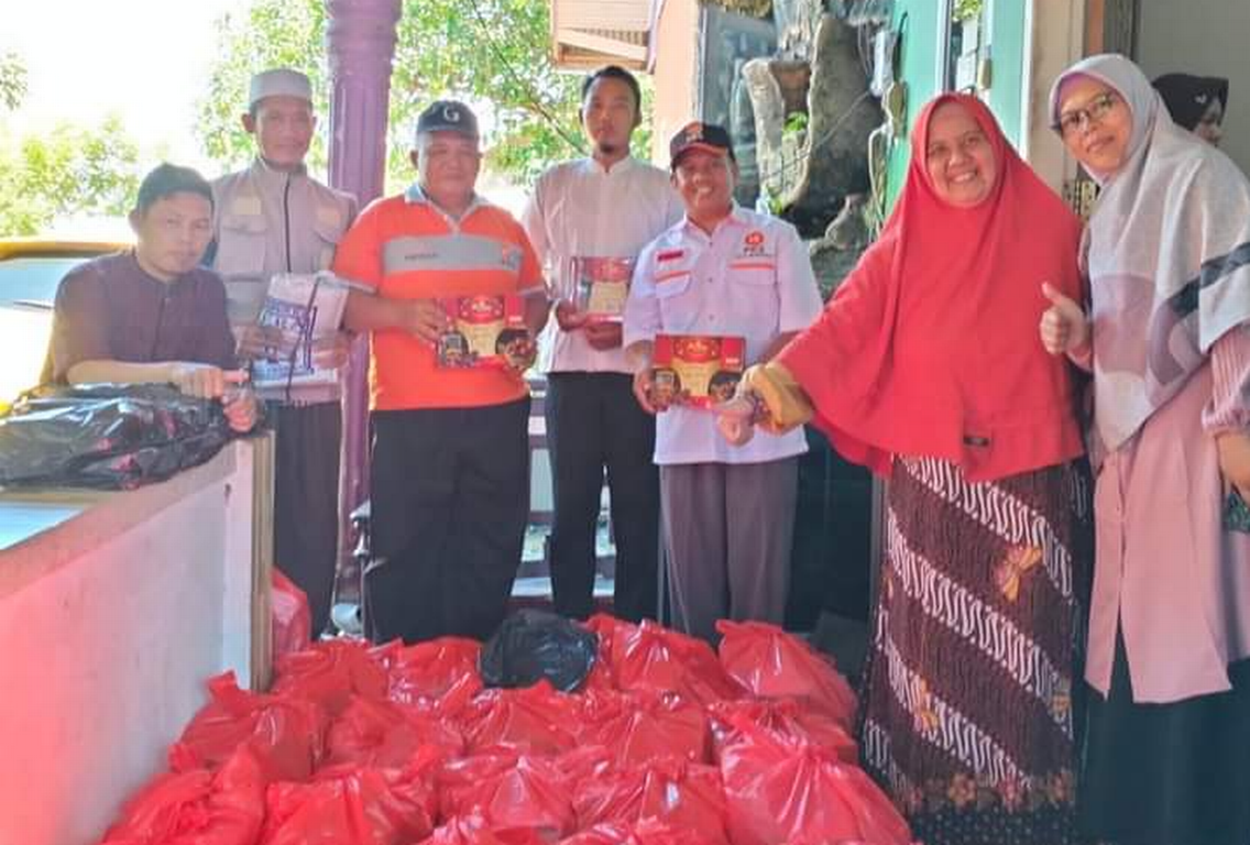 DPRa PKS se kota Bengkulu membagikan ribuan takjil di kelurahan masing-masing