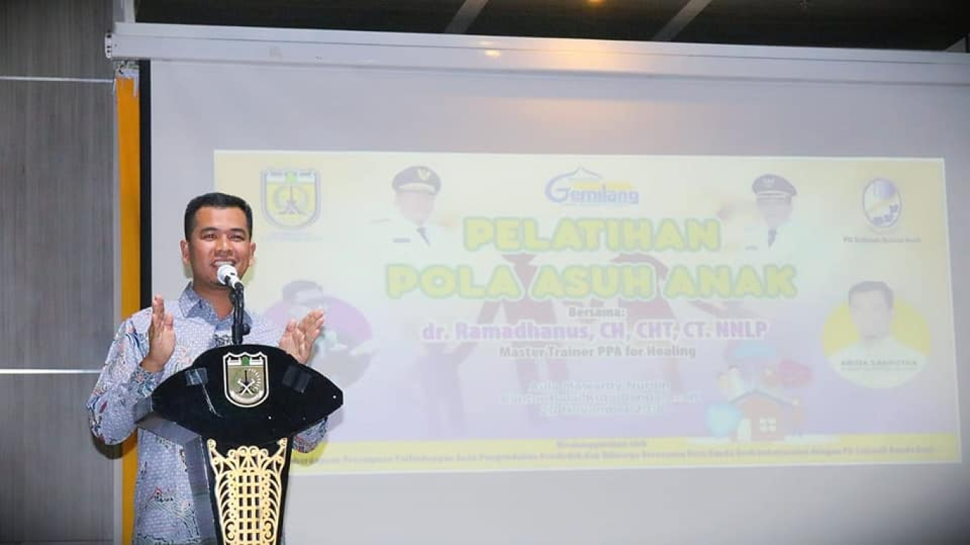 Anggota DPR Kota Banda Aceh, Arida Sahputra dalam Pelatihan Pola Asuh Anak di Banda Aceh (20/11) (dokpri)