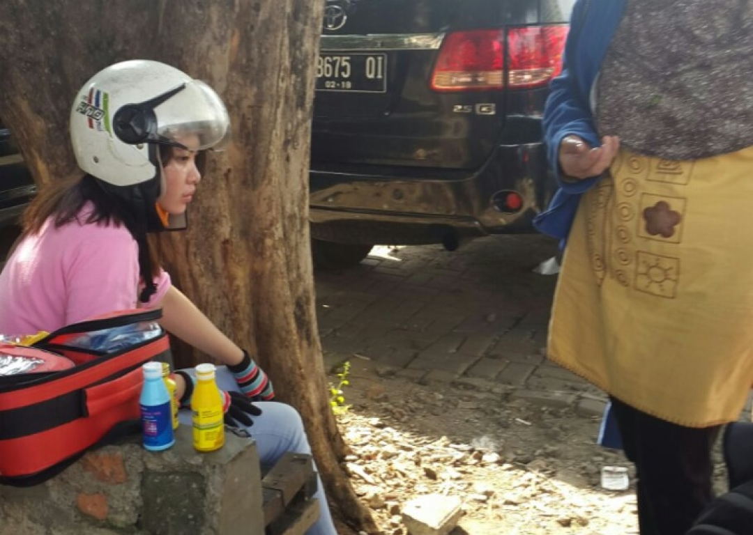 Ayu (23) dan ibunya Yeti (55) sedang di Posko Mudik PKS Kota Bekasi