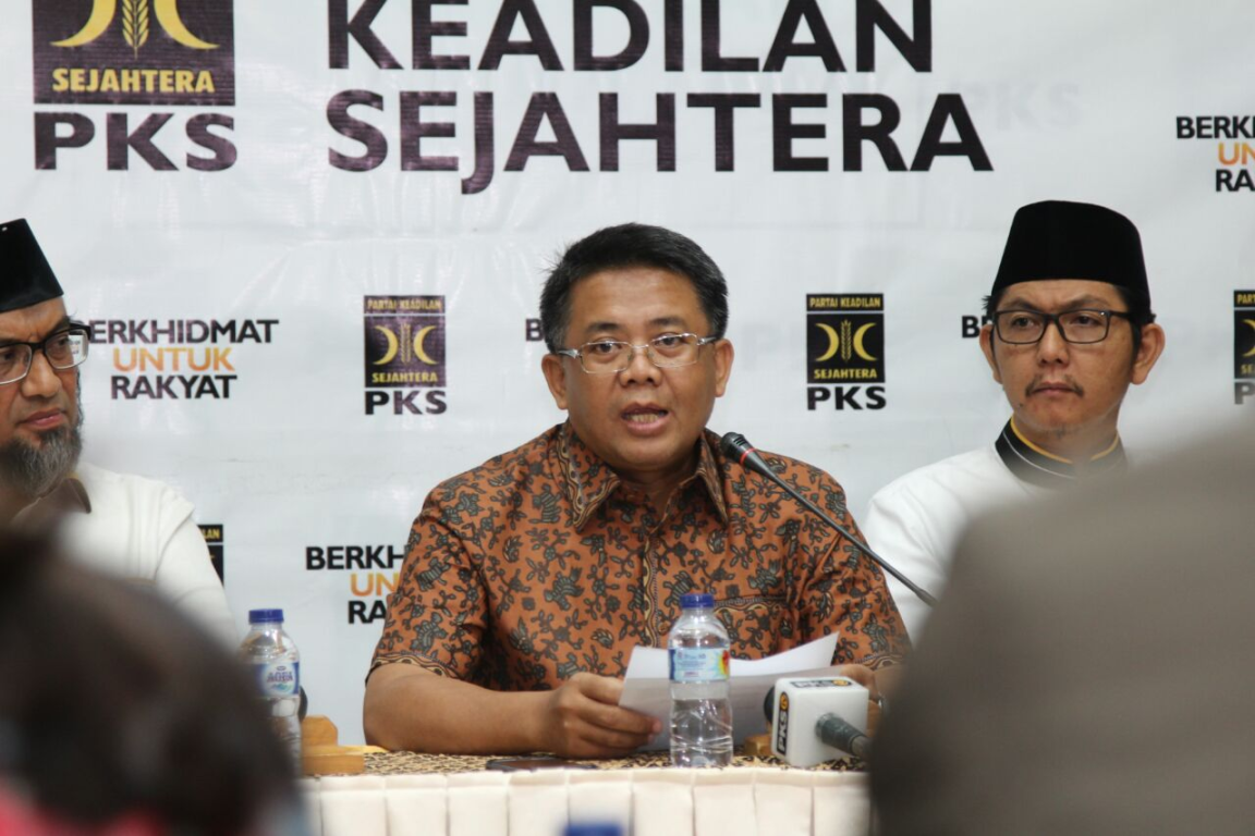 Presiden PKS Mohamad Sohibul Iman dan beberapa pimpinan pusat PKS memberikan pernyataan sikap terkait masalah Rohingya. (Juliyanto/PKSFoto)
