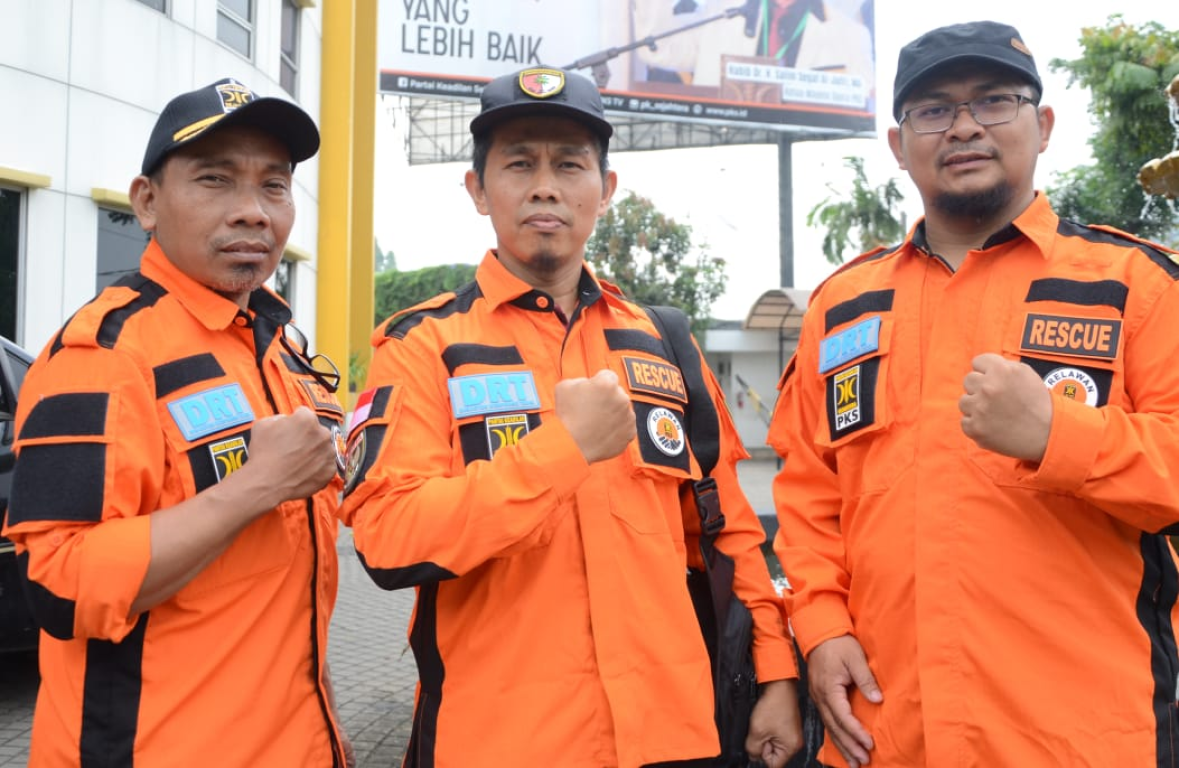 Relawan PKS dari DPP diberangkatkan dari Jakarta, Kamis (19/9) untuk membuat Rumah Oksigen di beberapa tempat terdampak asap. (Donny/PKSFoto)