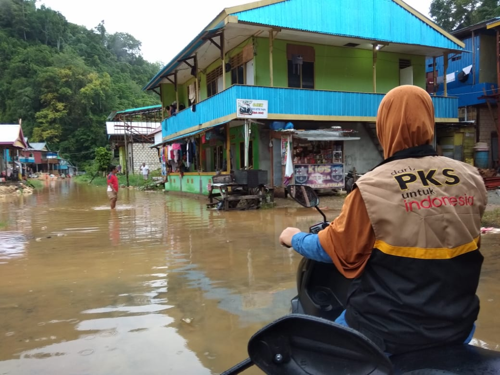 Kader PKS sedang bersiap untuk membagikan bantuan kepada warga (Dok, PKS Foto Papua)