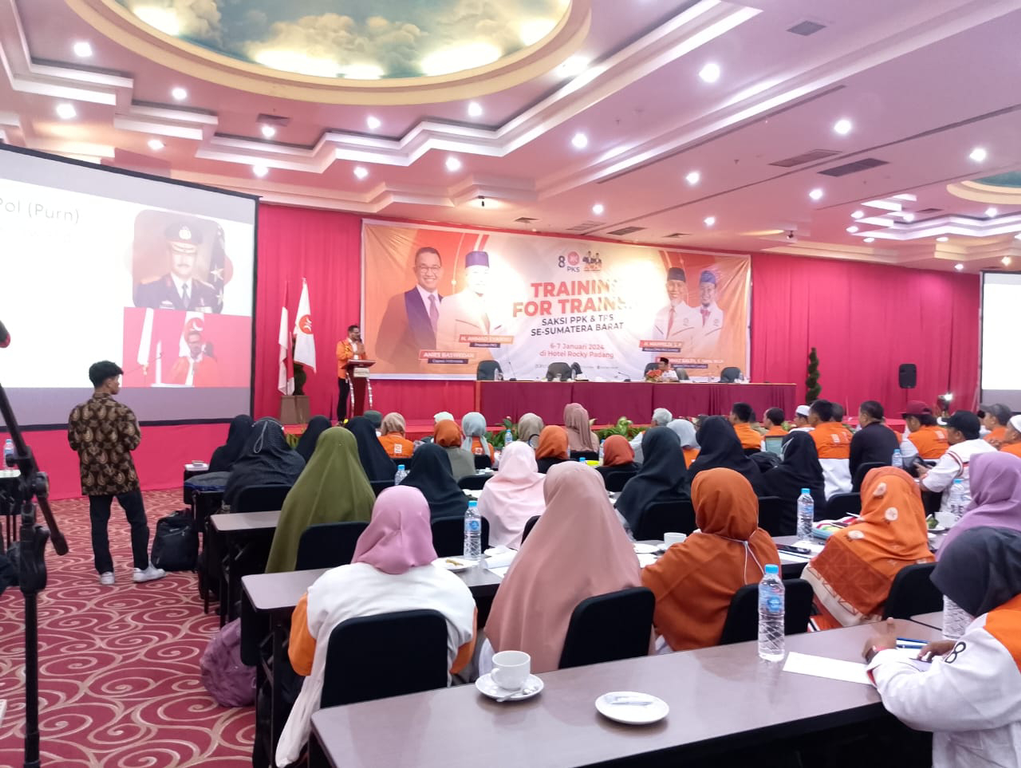Dewan Pakar DPP PKS Irjen Pol (Purn) M Sukrawardi Dahlan berbicara dalam Training for Trainer Saksi PPK dan TPS se-Sumatera Barat.