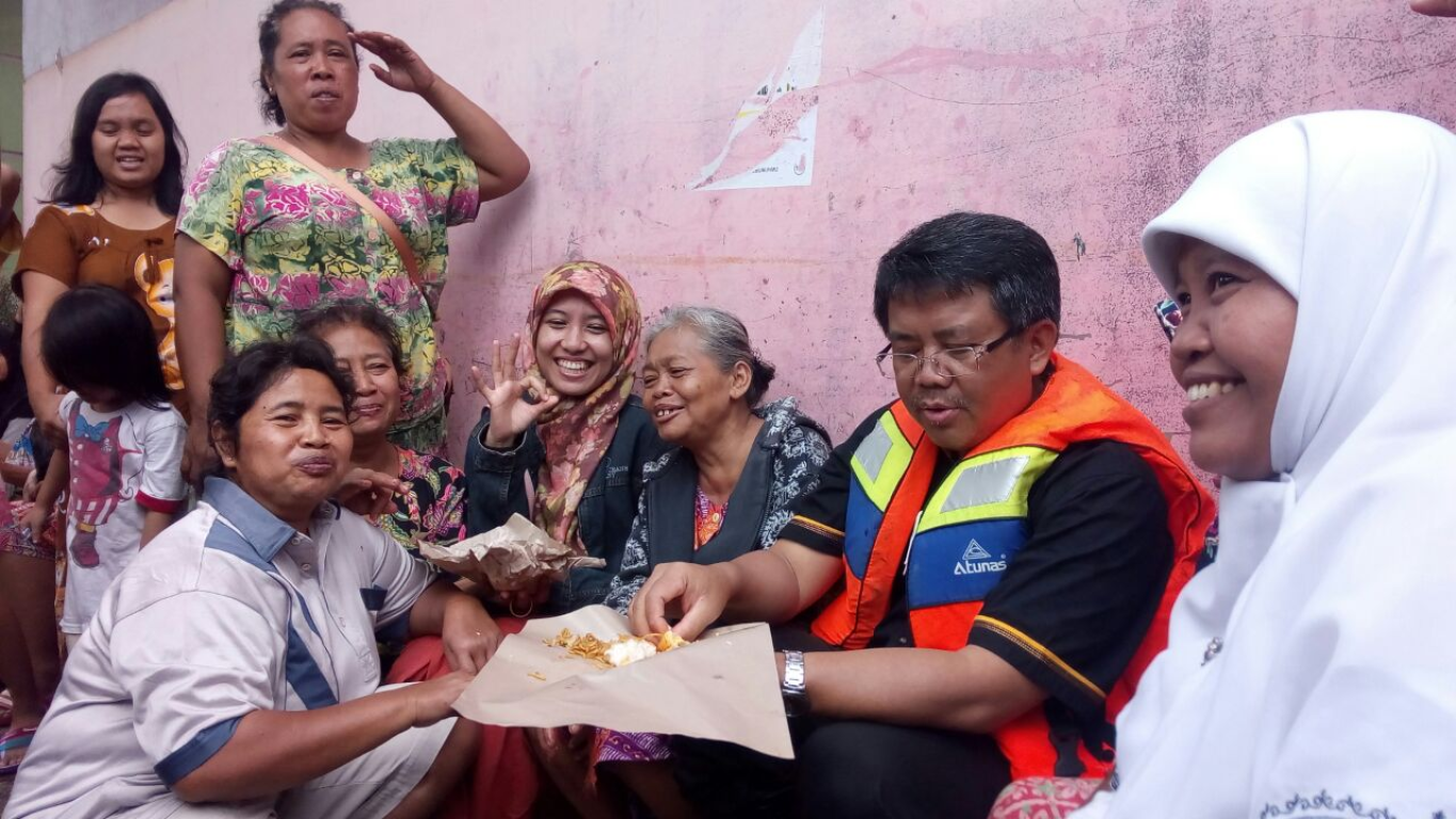 Presiden PKS, Mohamad Sohibul Iman Bersama Korban Banjir