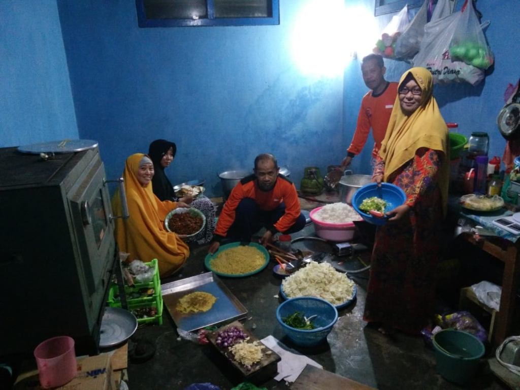 Relawan PKS sedang menyiapkan logistik di dapur umum PKS