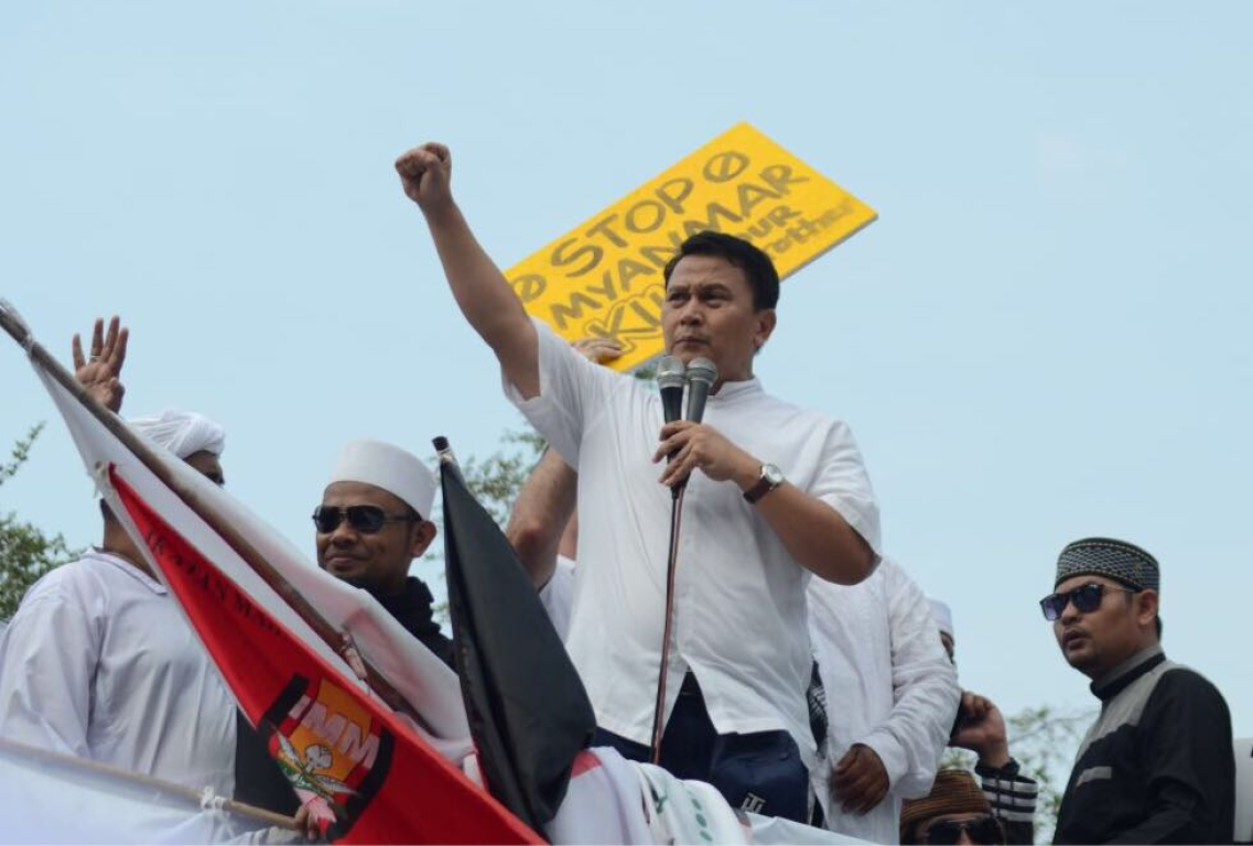 Anggota DPR RI FPKS Mardani Ali Sera berorasi dalam aksi unjuk rasa mengecam kekejaman terhadap etnis Rohingya di Jakarta, Rabu (6/9). (PKS Foto DKI Jakarta)