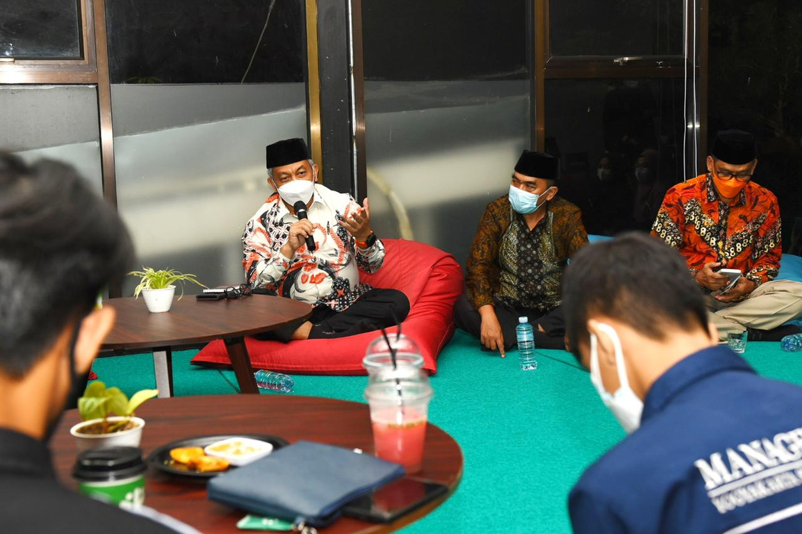 Presiden PKS berbincang bersama milenial Yogyakarta yang sudah memiliki banyak karya di sebuah kafe di Sleman, Senin (7/6) (M Hilal/PKSFoto)