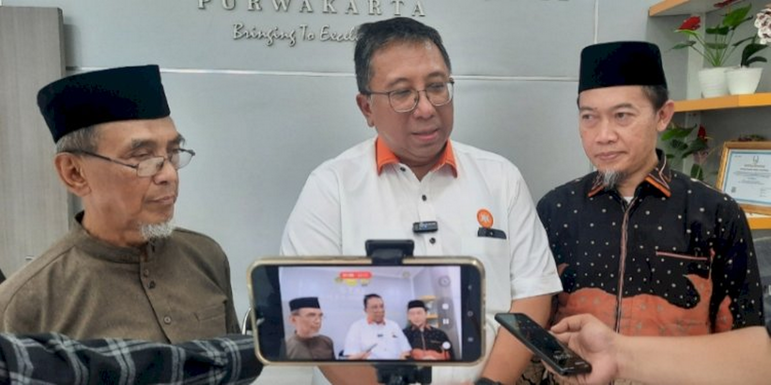 Ketua DPW PKS Jabar, Haru Suandharu (tengah) bersama Ketua Dewan Pembina YPI DR. KHEZ. Muttaqien, Sanusi Uwes (kiri) dan Anggota DPRD Purwakarta Fraksi PKS, Moh. Arief Kurniawan (kanan). (RMOLJabar)