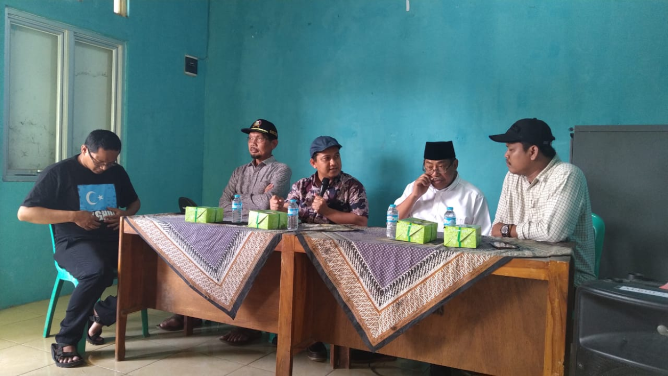 Wakil Ketua FPKS DPR RI, Mulyanto (peci hitam), dalam temu wicara dengan warga korban dampak pencemaran Sungai Ciracab di Desa Gintung, Sukadiri, Kabupaten Tangerang, Selasa (24/12/2019). (doc PKS Kabupaten Tangerang)