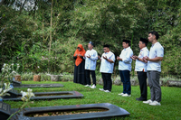 FOTO : Presiden PKS Almuzzammil Yusuf bersama istri silaturahim ke keluarga besar alm KH. Hilmi Aminuddin